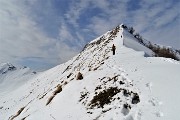 35 Saliamo con attenzione sul ripido filo di cresta ben innevata...